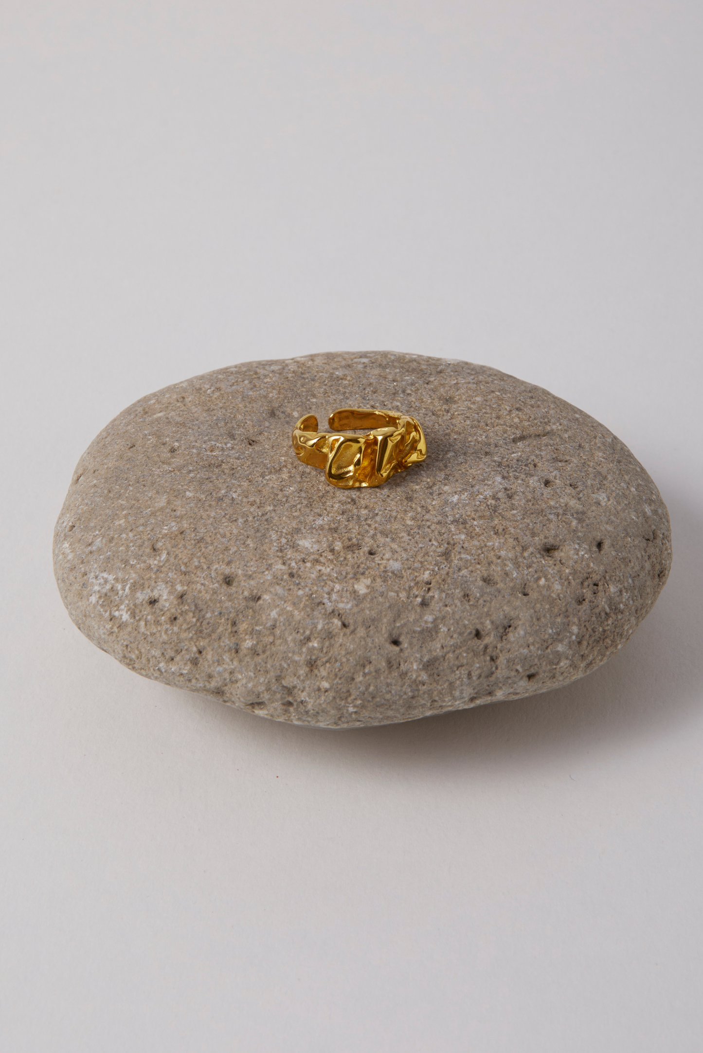 anillo dorado joyeria bisuteria waterproof acero aceroinoxidable oro regulable arenaroja singularu SINGULARU El corte ingles Apodemia bijou brigitte san saru sansarushop agatha paris tiffany CREU creushop vidal y vidal acus acuscomplementos mariadosases arena roja lepetitemarie tous parfois pandora elcorteingles asos