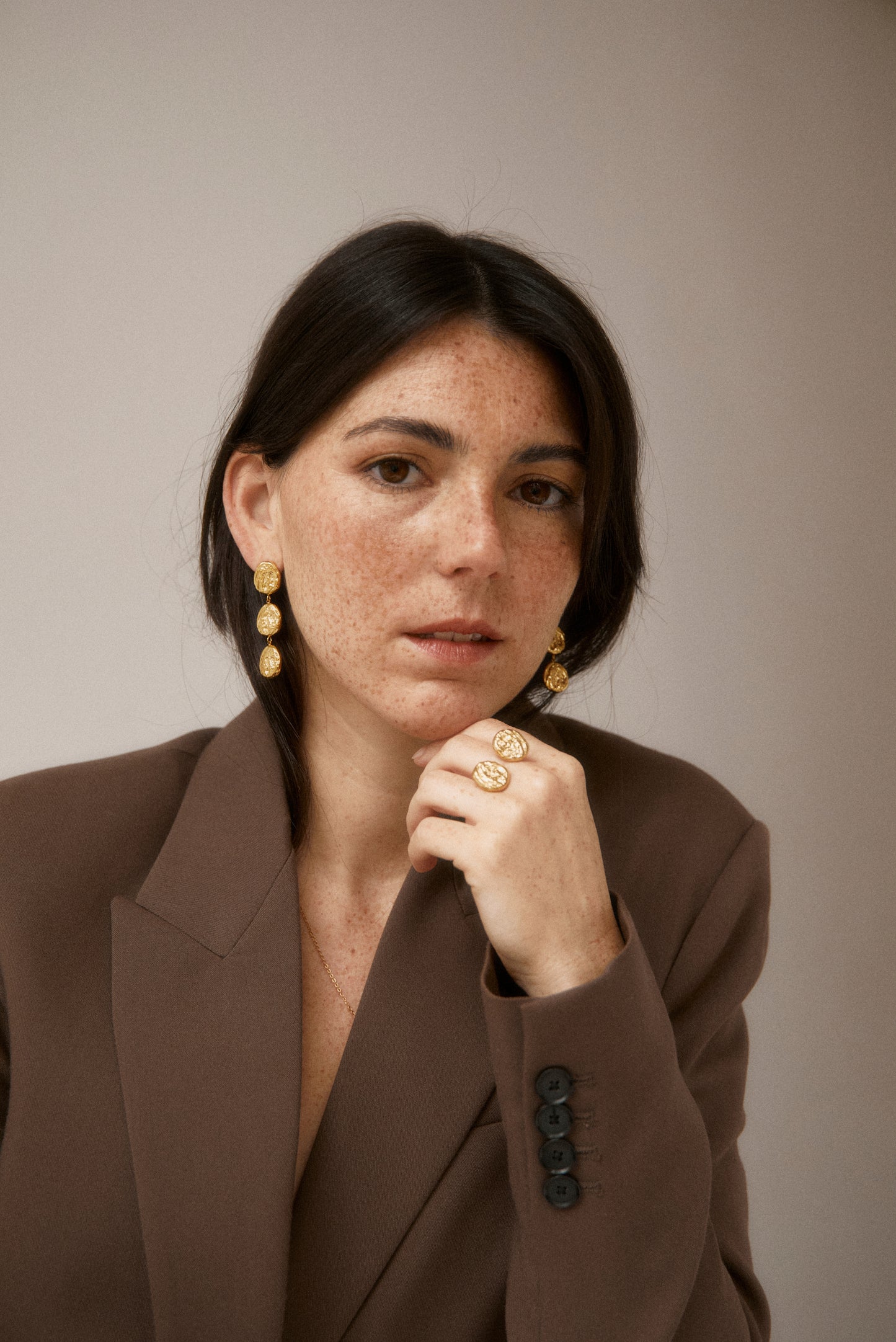 Pendientes oro pendientes dorados pendientes mujer pendientes grandes tous pandora pendiente para boda parfois pendiente elegante pendiente waterproof joyeria joyeria valencia joyeria suarez pendientes corte ingles corte ingles pdpaola pendientes pd paola aleyole ale y ole aristocrazy arena roja pendientes arenaroja singularu SINGULARU El corte ingles Apodemia bijou brigitte san saru sansarushop agatha paris tiffany CREU creushop vidal acus acuscomplementos mariadosases arena roja arena roja lepetitemarie