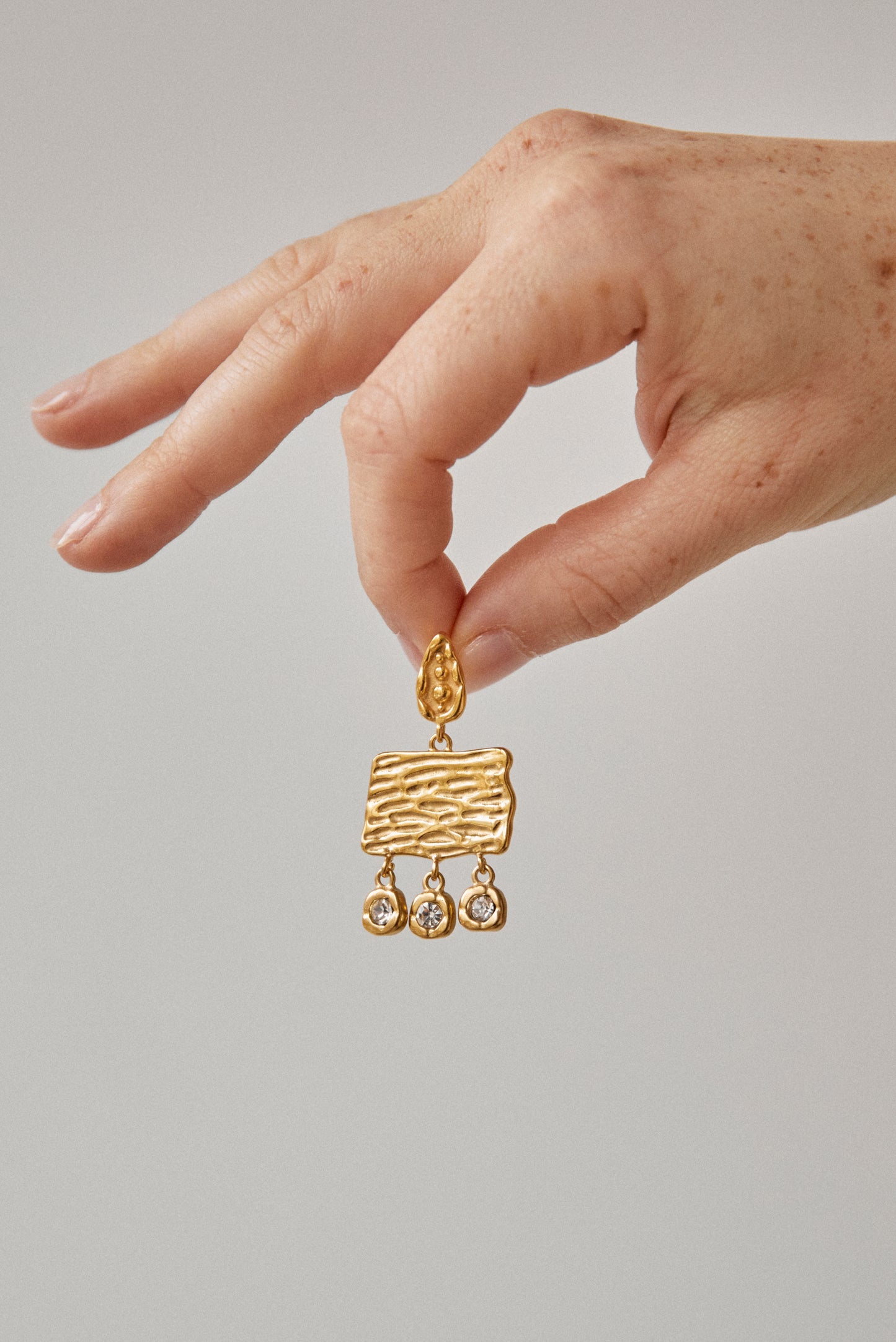 Pendientes oro pendientes dorados pendientes mujer pendientes grandes tous pandora pendiente para boda parfois pendiente elegante pendiente waterproof joyeria joyeria valencia joyeria suarez pendientes corte ingles corte ingles pdpaola pendientes pd paola aleyole ale y ole aristocrazy arena roja pendientes arenaroja singularu SINGULARU El corte ingles Apodemia bijou brigitte san saru sansarushop agatha paris tiffany CREU creushop vidal acus acuscomplementos mariadosases arena roja arena roja lepetitemarie