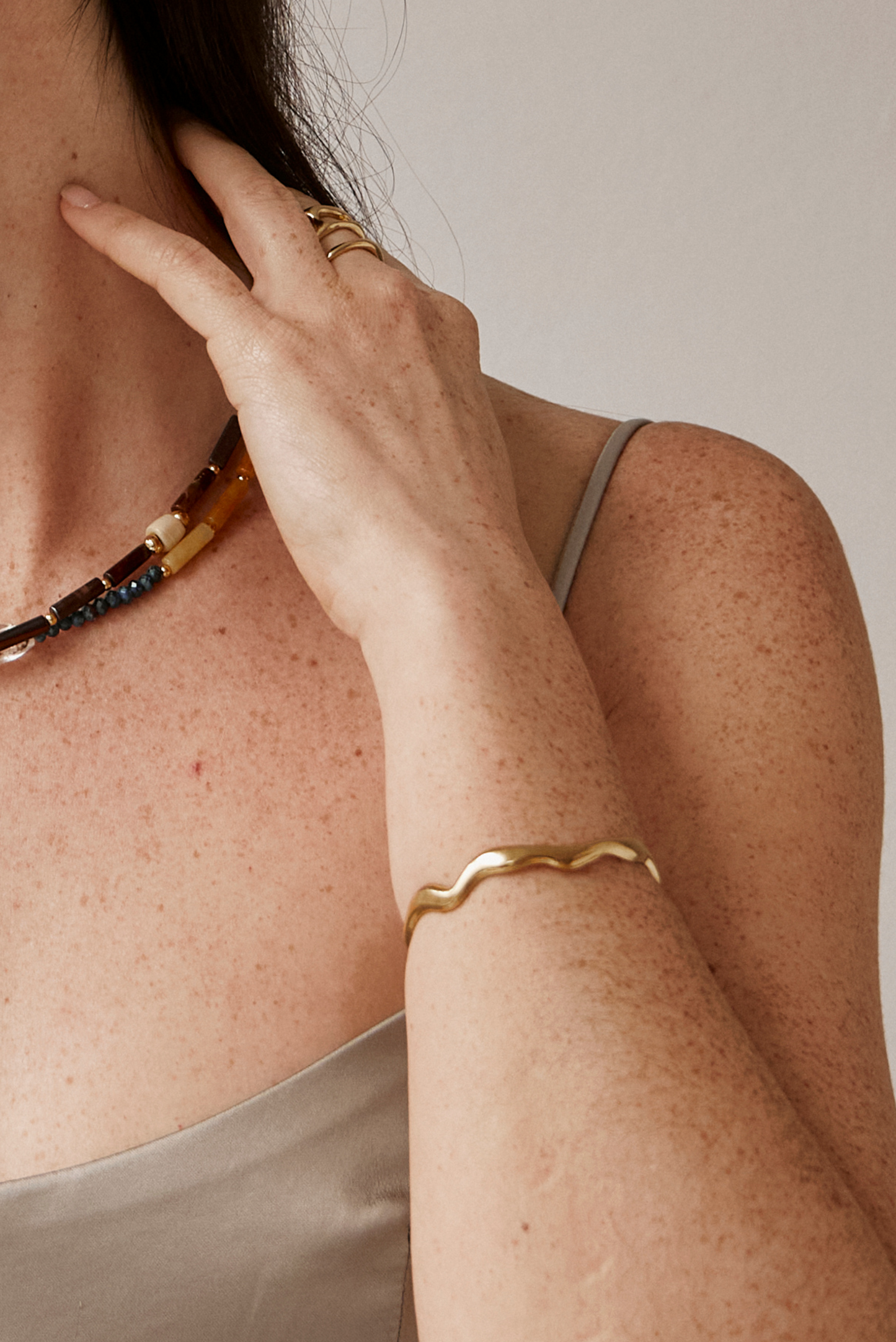 brazalete pulsera dorada oro acero aceroinoxidable resistente agua joyas elegantes arenaroja singularu SINGULARU El corte ingles Apodemia bijou brigitte san saru sansarushop agatha paris tiffany CREU creushop vidal y vidal acus acuscomplementos mariadosases arena roja lepetitemarie tous parfois pandora elcorteingles asos pd paola bylia aleyole verano suarez aristocrazy susmies bylia