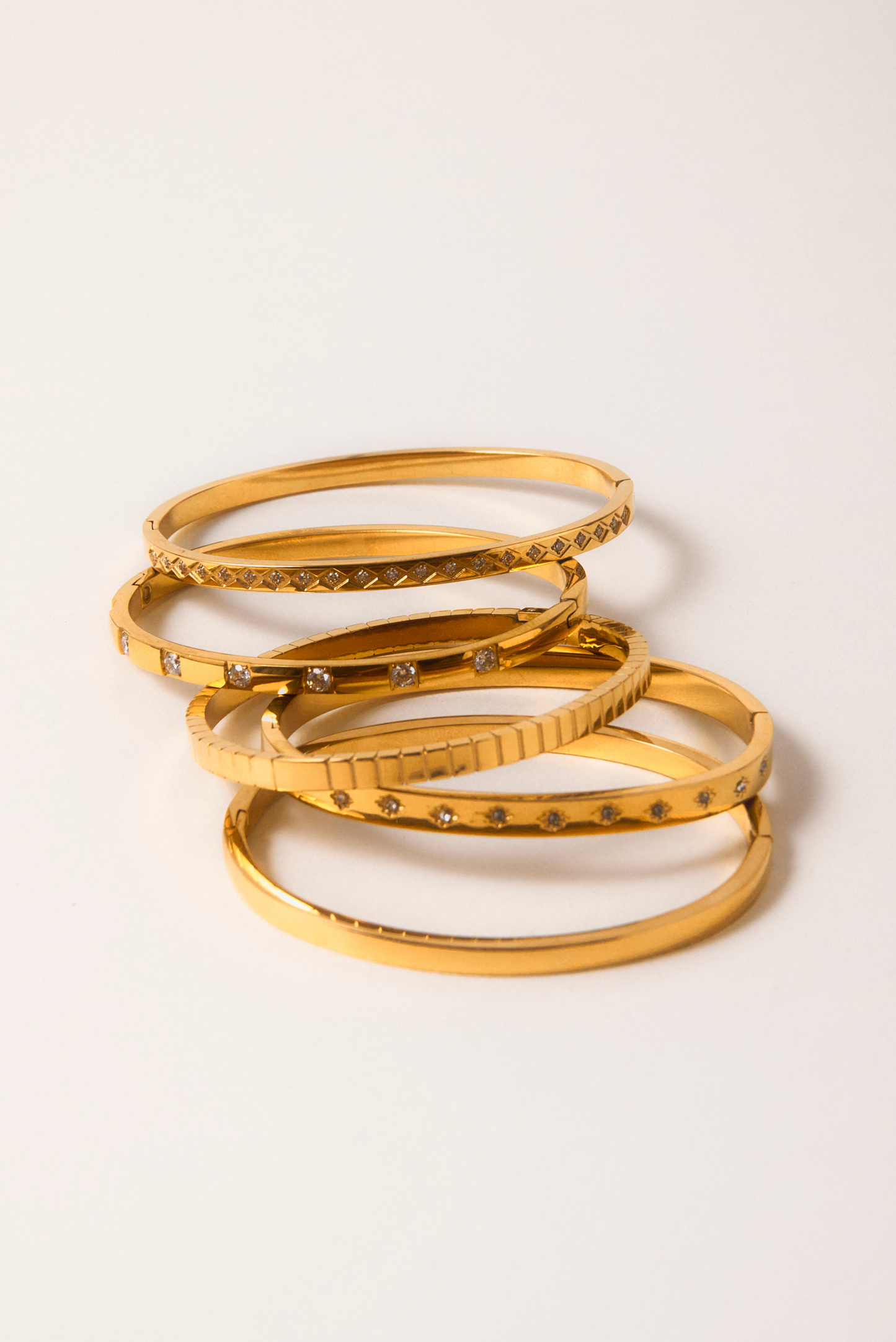 brazalete pulsera dorada oro acero aceroinoxidable resistente agua joyas elegantes arenaroja singularu SINGULARU El corte ingles Apodemia bijou brigitte san saru sansarushop agatha paris tiffany CREU creushop vidal y vidal acus acuscomplementos mariadosases arena roja lepetitemarie tous parfois pandora elcorteingles asos pd paola bylia aleyole verano suarez aristocrazy susmies bylia