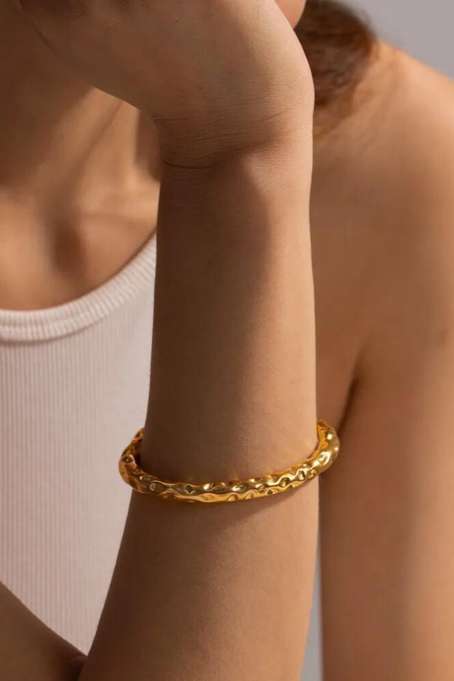 brazalete pulsera dorada oro acero aceroinoxidable resistente agua joyas elegantes arenaroja singularu SINGULARU El corte ingles Apodemia bijou brigitte san saru sansarushop agatha paris tiffany CREU creushop vidal y vidal acus acuscomplementos mariadosases arena roja lepetitemarie tous parfois pandora elcorteingles asos pd paola bylia aleyole verano suarez aristocrazy susmies bylia