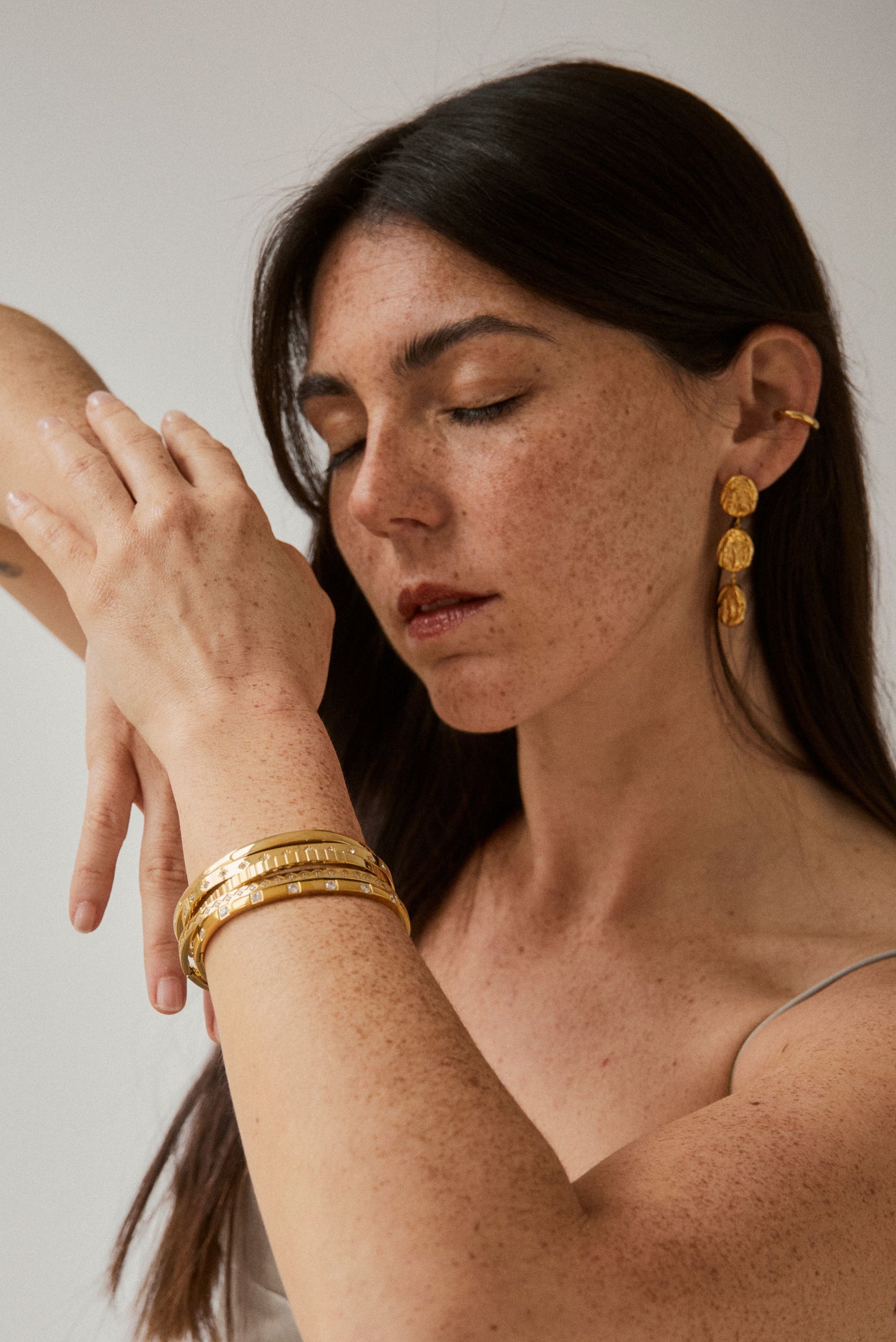 brazalete pulsera dorada oro acero aceroinoxidable resistente agua joyas elegantes arenaroja singularu SINGULARU El corte ingles Apodemia bijou brigitte san saru sansarushop agatha paris tiffany CREU creushop vidal y vidal acus acuscomplementos mariadosases arena roja lepetitemarie tous parfois pandora elcorteingles asos pd paola bylia aleyole verano suarez aristocrazy susmies bylia