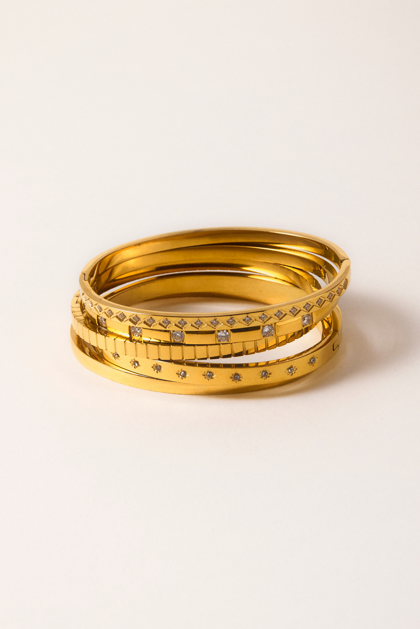 brazalete pulsera dorada oro acero aceroinoxidable resistente agua joyas elegantes arenaroja singularu SINGULARU El corte ingles Apodemia bijou brigitte san saru sansarushop agatha paris tiffany CREU creushop vidal y vidal acus acuscomplementos mariadosases arena roja lepetitemarie tous parfois pandora elcorteingles asos pd paola bylia aleyole verano suarez aristocrazy susmies bylia