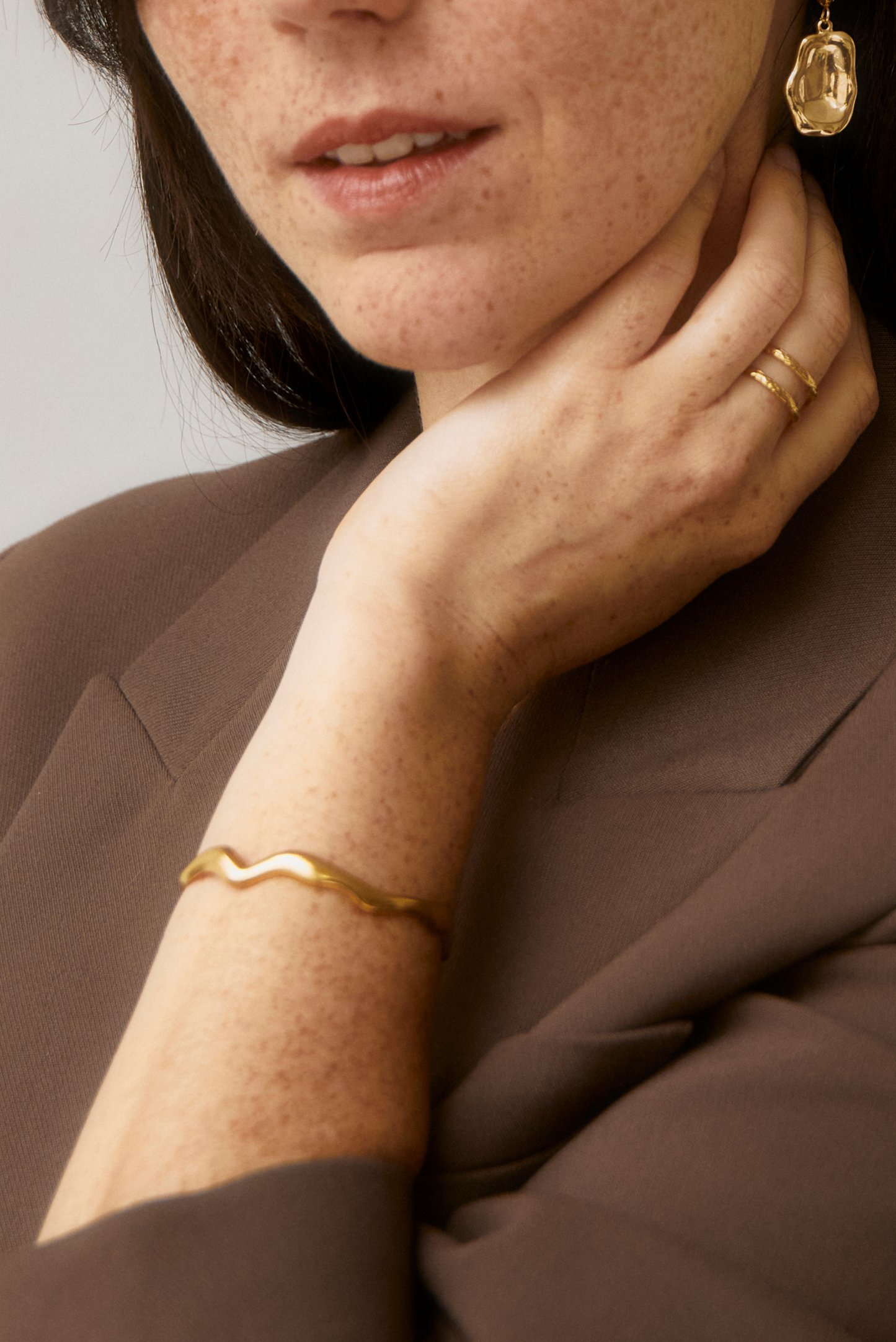 brazalete pulsera dorada oro acero aceroinoxidable resistente agua joyas elegantes arenaroja singularu SINGULARU El corte ingles Apodemia bijou brigitte san saru sansarushop agatha paris tiffany CREU creushop vidal y vidal acus acuscomplementos mariadosases arena roja lepetitemarie tous parfois pandora elcorteingles asos pd paola bylia aleyole verano suarez aristocrazy susmies bylia
