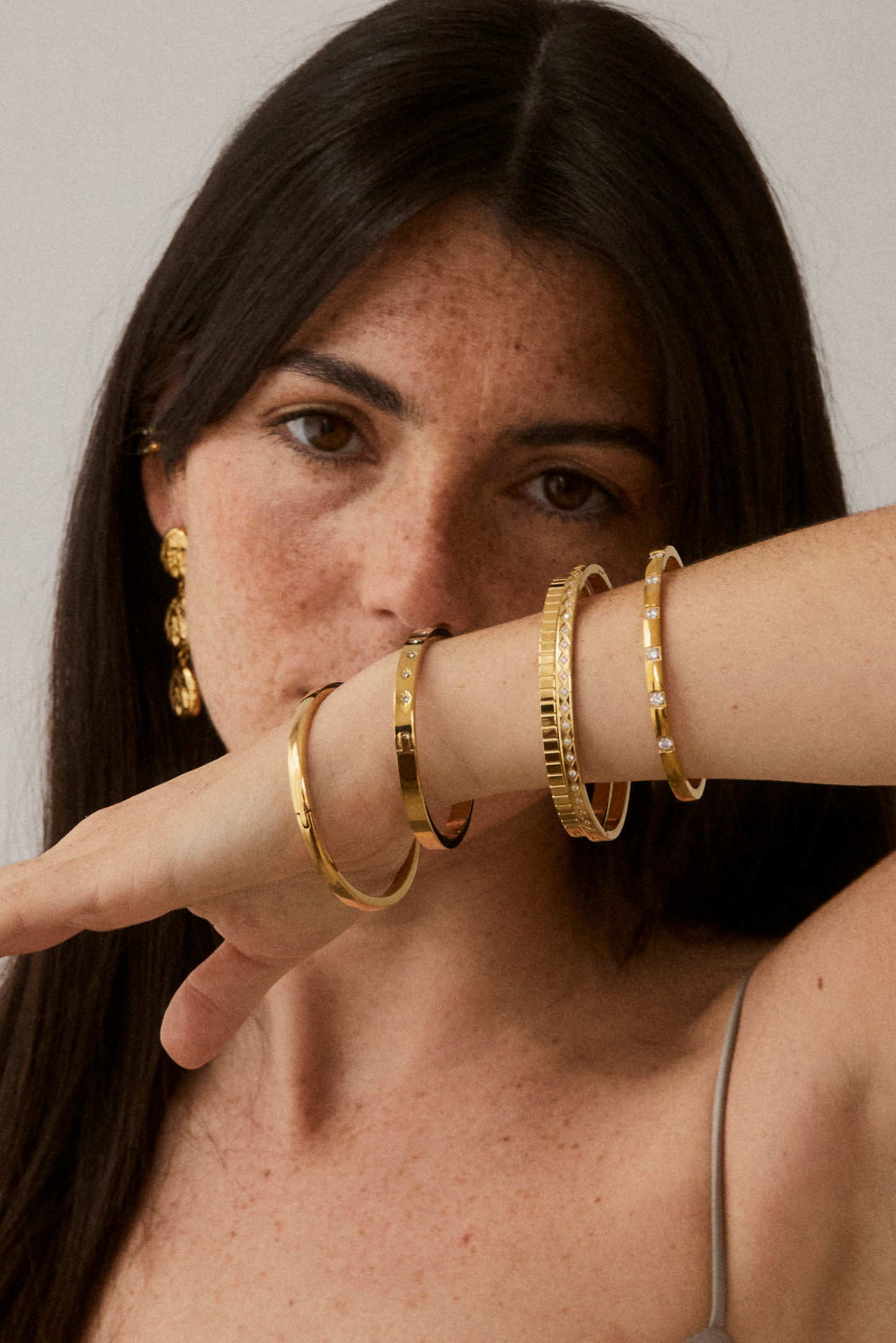 brazalete pulsera dorada oro acero aceroinoxidable resistente agua joyas elegantes arenaroja singularu SINGULARU El corte ingles Apodemia bijou brigitte san saru sansarushop agatha paris tiffany CREU creushop vidal y vidal acus acuscomplementos mariadosases arena roja lepetitemarie tous parfois pandora elcorteingles asos pd paola bylia aleyole verano suarez aristocrazy susmies bylia