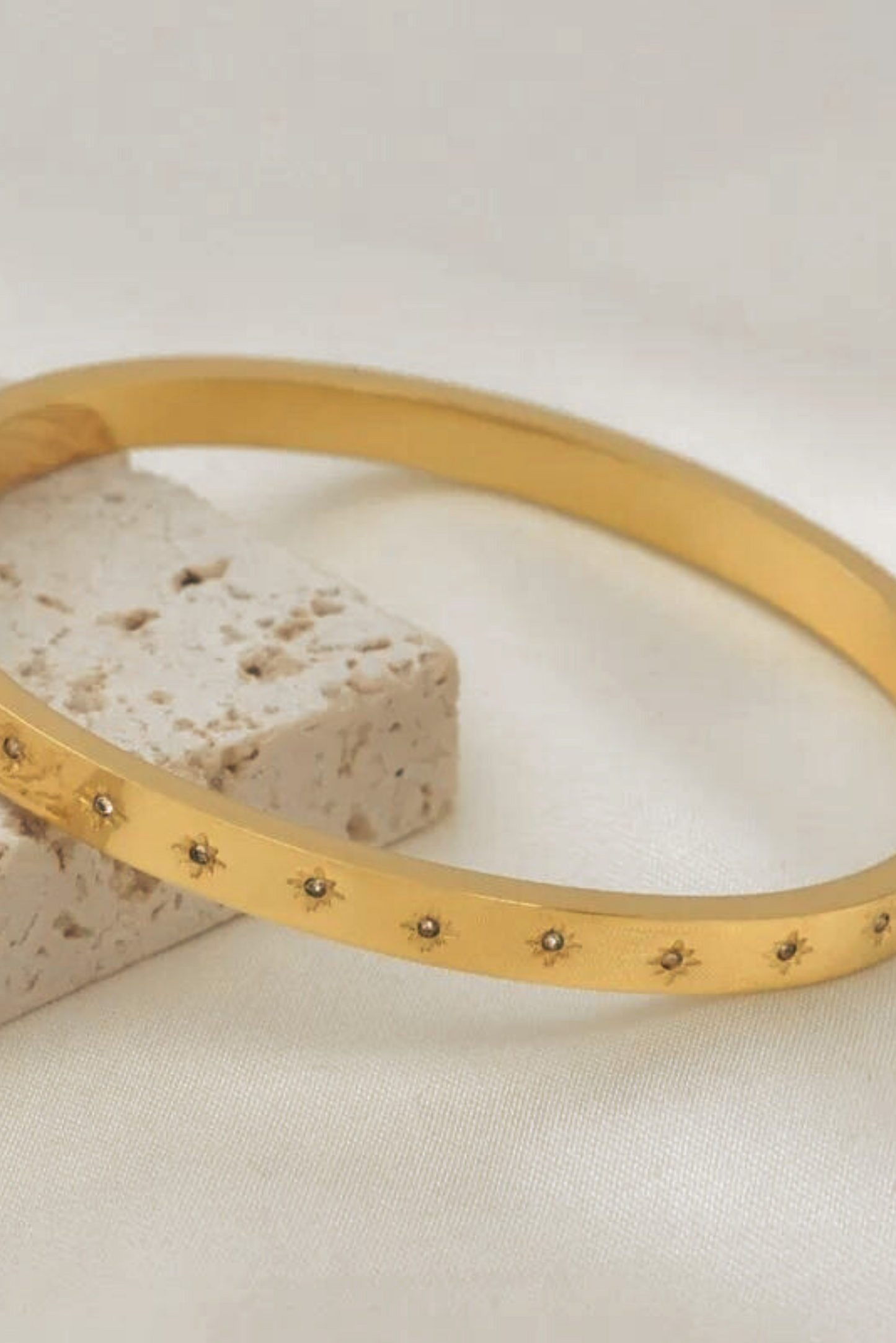 brazalete pulsera dorada oro acero aceroinoxidable resistente agua joyas elegantes arenaroja singularu SINGULARU El corte ingles Apodemia bijou brigitte san saru sansarushop agatha paris tiffany CREU creushop vidal y vidal acus acuscomplementos mariadosases arena roja lepetitemarie tous parfois pandora elcorteingles asos pd paola bylia aleyole verano suarez aristocrazy susmies bylia