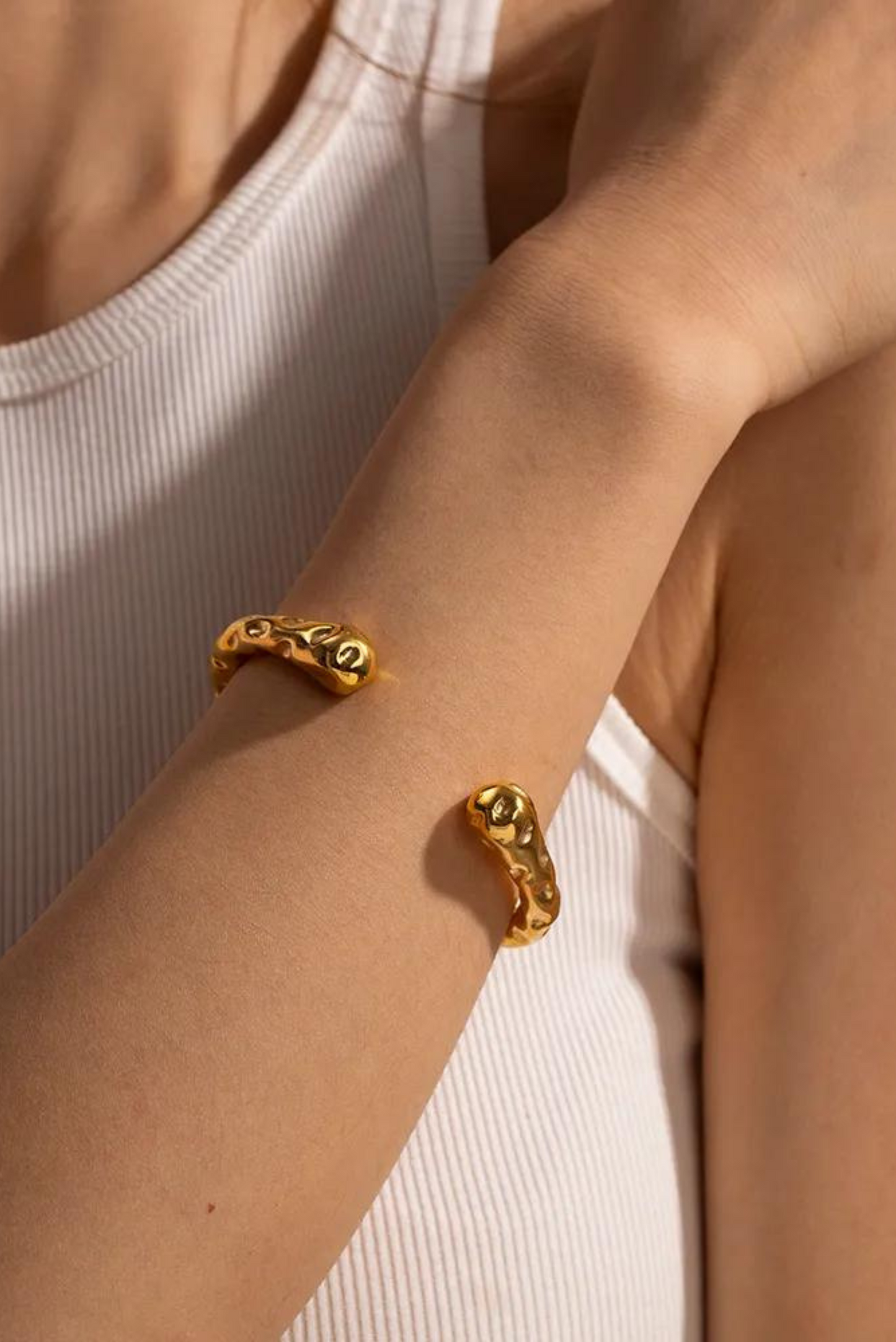 brazalete pulsera dorada oro acero aceroinoxidable resistente agua joyas elegantes arenaroja singularu SINGULARU El corte ingles Apodemia bijou brigitte san saru sansarushop agatha paris tiffany CREU creushop vidal y vidal acus acuscomplementos mariadosases arena roja lepetitemarie tous parfois pandora elcorteingles asos pd paola bylia aleyole verano suarez aristocrazy susmies bylia