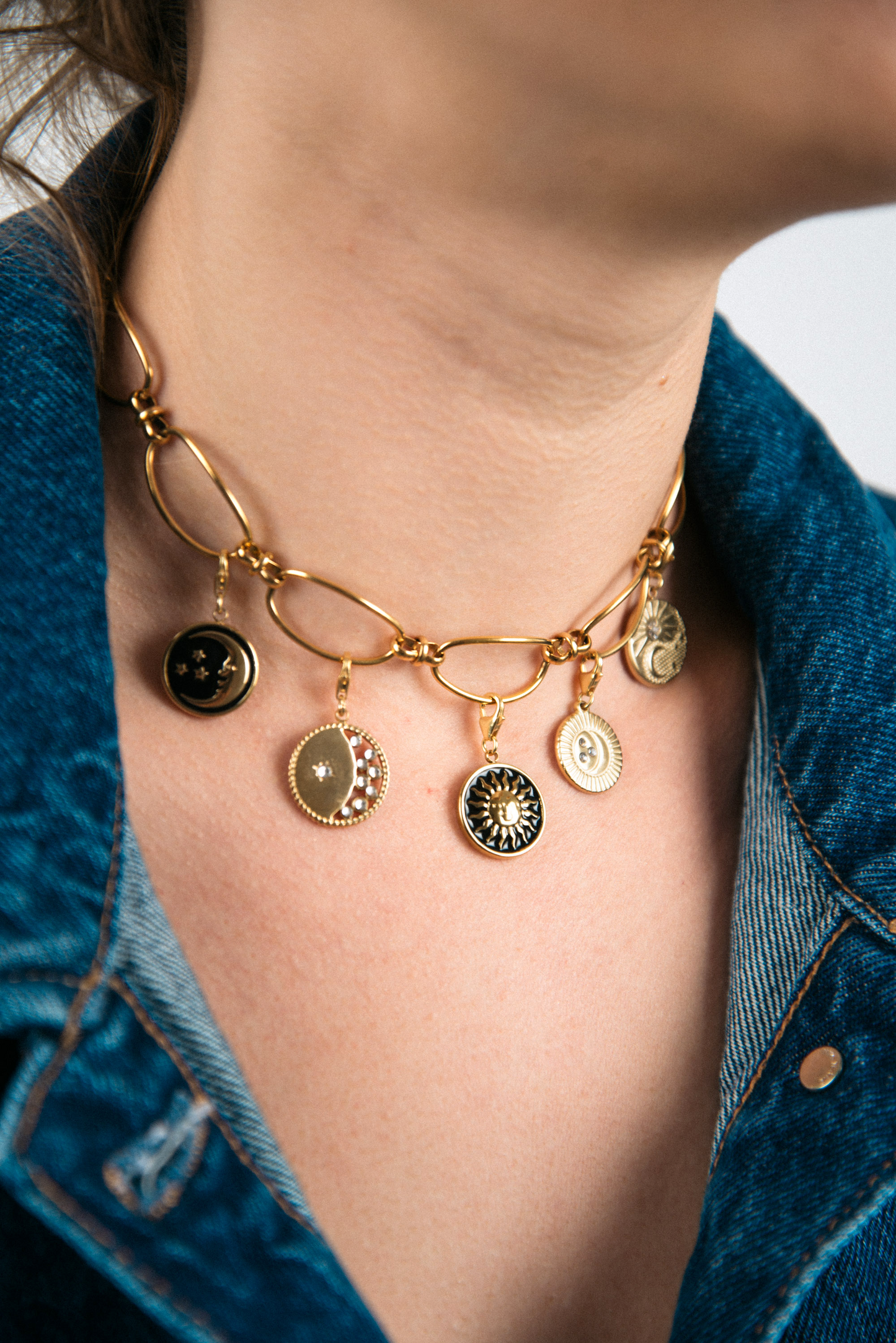 Charm Charms de oro Joyería Charms con piedras Charms en tendencia Charms dorados Charms de Pandora Cartier Bimba y Lola Tiffany & Co Unode50 Regalo Joyero dorado Bylia jewels bylia logo ale y ole logo aleyole jewelry pd paola pdpaola jewelry creu handmade creu shop lua complementos luamesquet dosases mariadosases singularu lavani jewels lavani.jewels trium triumjewelry pardobymireiapardo pardo