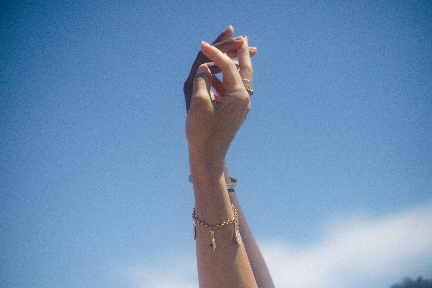 La Manso Tendencia Joyas invierno 2022 Tendencias para el invierno Tendencias 2022 Pulseras de oro chapadas en oro 21k Pulseras de oro resistentes al agua San Saru Sansarushop Tendencias Vogue 2023 Tendencias estilo 2023 tendencias moda 2023 Bylia jewels bylia logo ale y ole logo aleyole jewelry pd paola pdpaola jewelry creu handmade creu shop lua complementos luamesquet dosases mariadosases singularu lavani jewels lavani.jewels trium triumjewelry arenaroja pandora navidad regalo pardobymireiapardo pardo