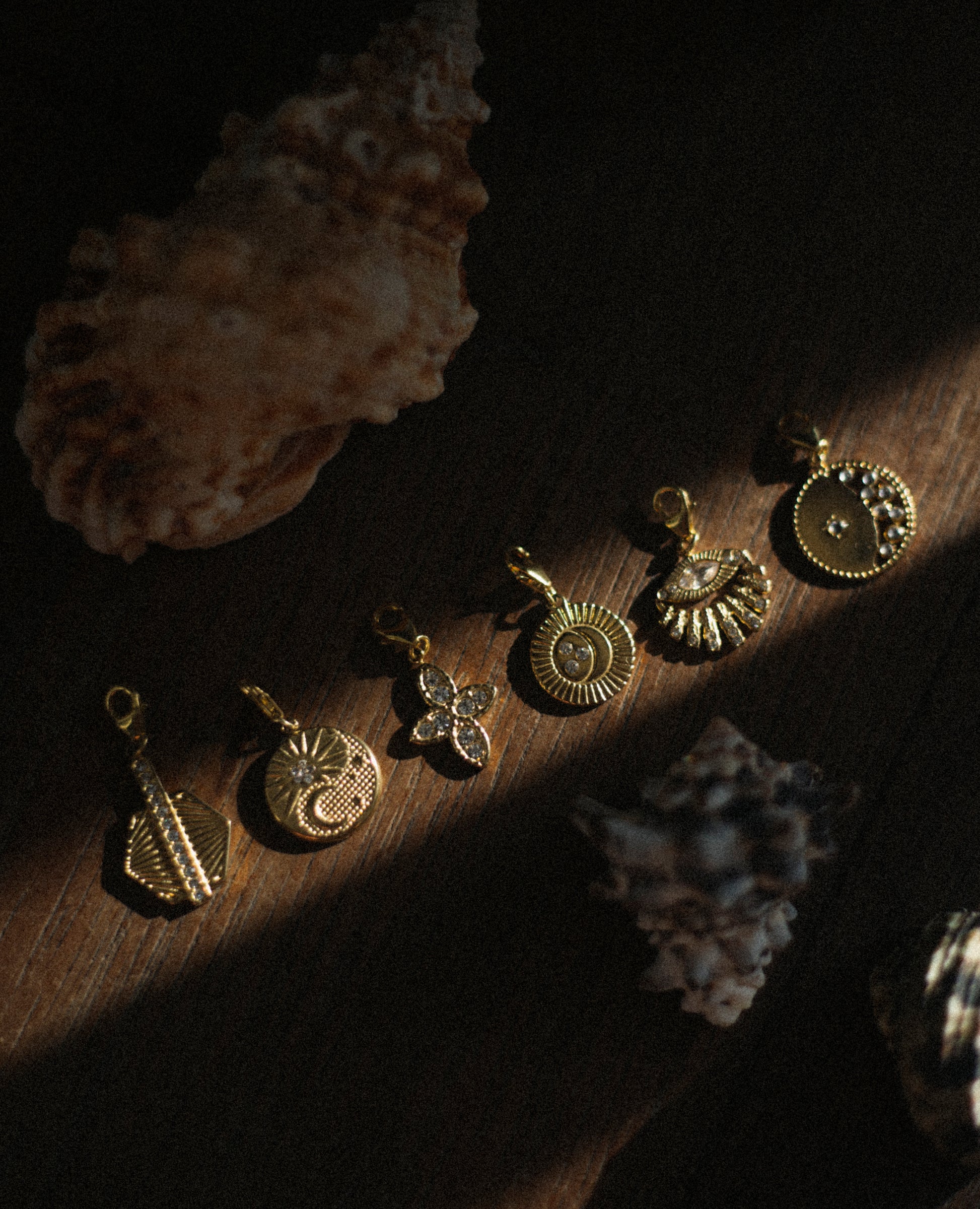 Charm Charms de oro Joyería Charms con piedras Charms en tendencia Charms dorados Charms de Pandora Cartier Bimba y Lola Tiffany & Co Unode50 Regalo Joyero dorado Bylia jewels bylia logo ale y ole logo aleyole jewelry pd paola pdpaola jewelry creu handmade creu shop lua complementos luamesquet dosases mariadosases singularu lavani jewels lavani.jewels trium triumjewelry pardobymireiapardo pardo 