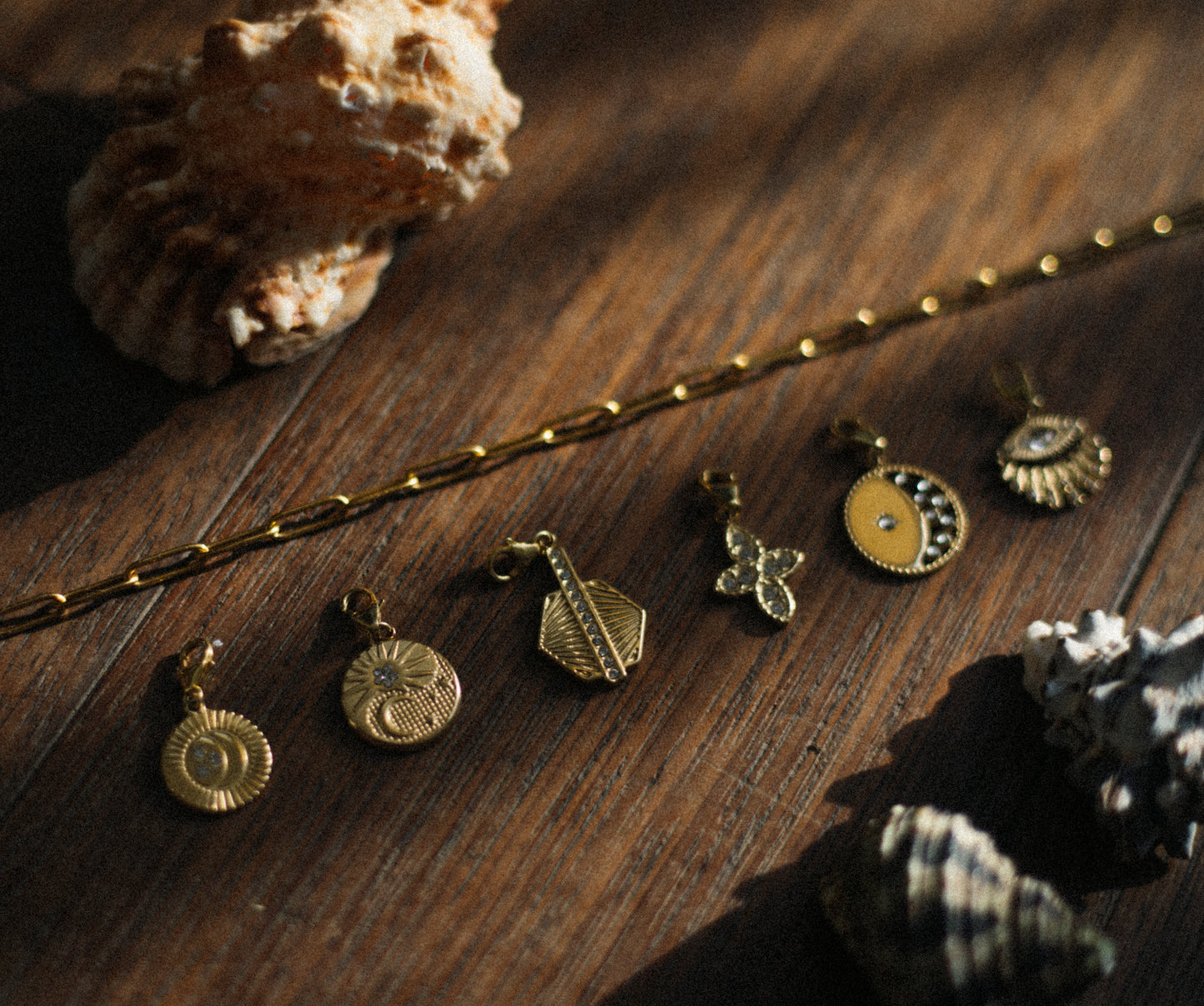 Charm Charms de oro Joyería Charms con piedras Charms en tendencia Charms dorados Charms de Pandora Cartier Bimba y Lola Tiffany & Co Unode50 Regalo Joyero dorado Bylia jewels bylia logo ale y ole logo aleyole jewelry pd paola pdpaola jewelry creu handmade creu shop lua complementos luamesquet dosases mariadosases singularu lavani jewels lavani.jewels trium triumjewelry pardobymireiapardo pardo 