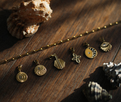 Charm Charms de oro Joyería Charms con piedras Charms en tendencia Charms dorados Charms de Pandora Cartier Bimba y Lola Tiffany & Co Unode50 Regalo Joyero dorado Bylia jewels bylia logo ale y ole logo aleyole jewelry pd paola pdpaola jewelry creu handmade creu shop lua complementos luamesquet dosases mariadosases singularu lavani jewels lavani.jewels trium triumjewelry pardobymireiapardo pardo 